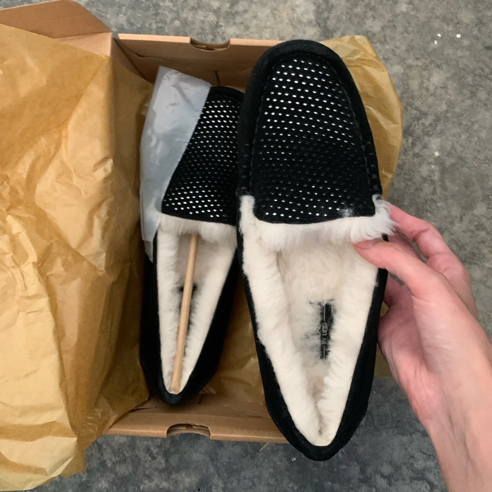 Size 7 Kookaburra by UGG Black Slippers